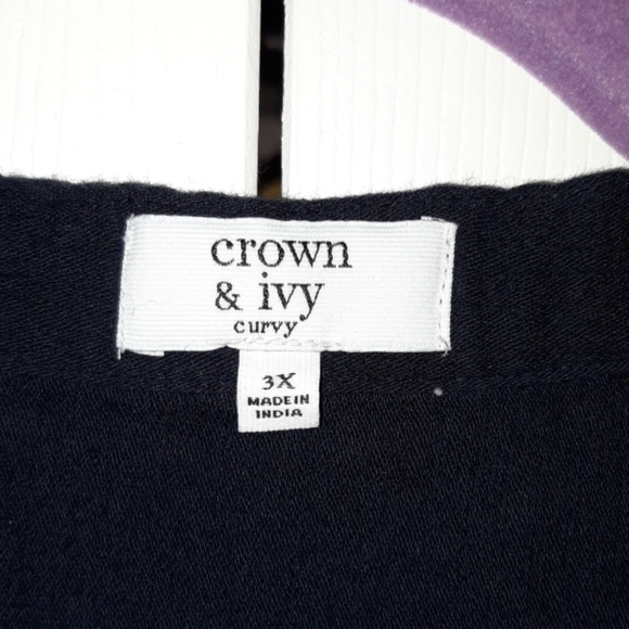 Crown & Ivy - Navy 3X Top - Picture 2 of 4